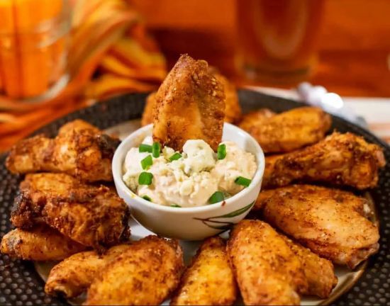 Aripioare Crispy & Cartofi Pai & Sos de Usturoi