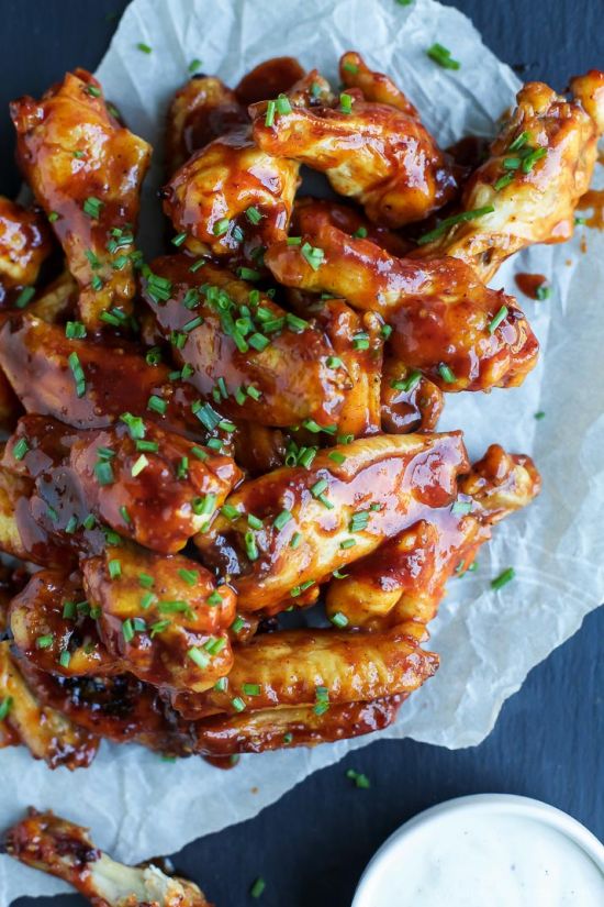 Aripioare de pui in sos BBQ cu cartofi aurii si salata de varza proaspata