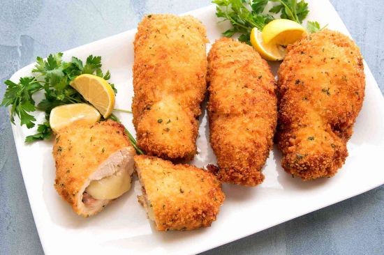 Cordon bleu servit cu cartofi zdrobiți și sos de smântână