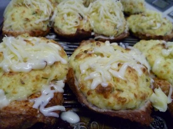 Cotlet la gratar gratinat cu cascaval, cartofi, telemea+varza murata