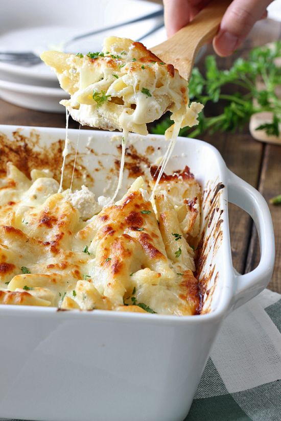 Paste la cuptor cu sos alb, pui, ciupercute, gratinate cu cascaval