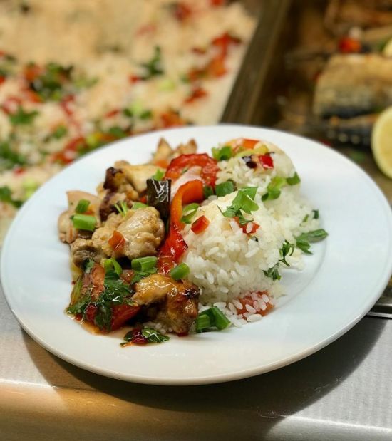 Piept de curcan usor picant tras la tigaie cu legume, orez tras in unt si salata de varza cu morcov