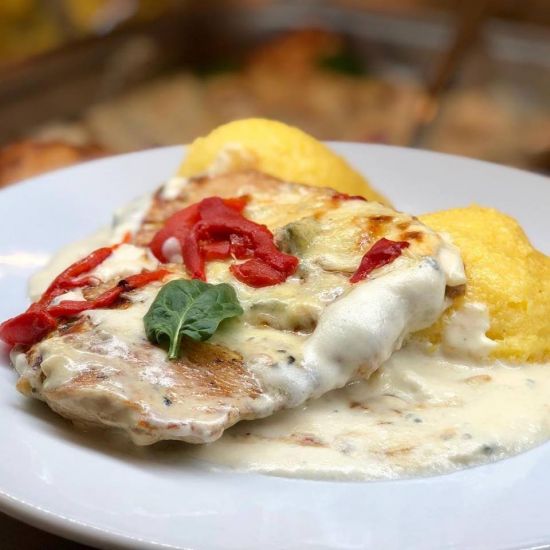 Piept de pui in sos gorgonzola servit cu mamaliguta