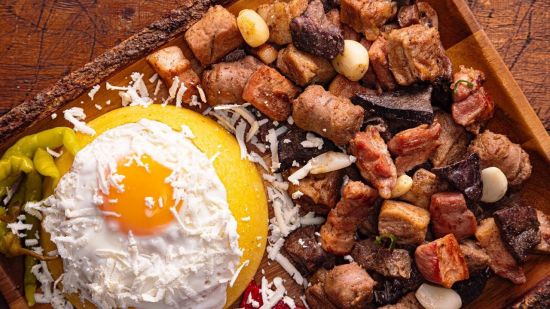 Pomana porcului, bulz, murături asortate