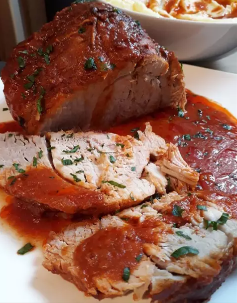 Friptura de purcel coaptă in tihna, piure si salata de varza 