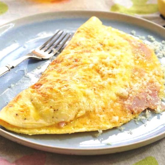 Omletă cașcaval și șuncă