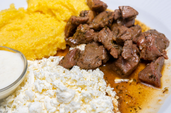 Pastrama la tigaie cu mamaliguta