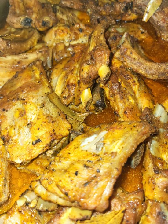 Coaste de purcel marinate, cartofi copti, muraturi asortate