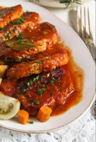 Friptura de porc in sos vanatoresc, piure, salata castraveti murati