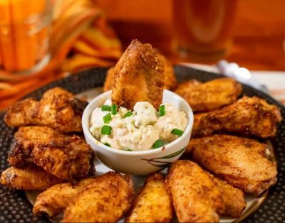 Aripioare Crispy & Cartofi Pai & Sos de Usturoi