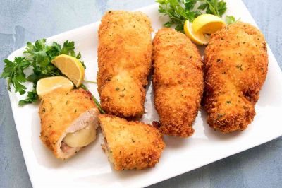 Cordon bleu servit cu cartofi zdrobiți și sos de smântână