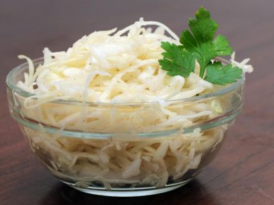 Piept de pui în crustă, cartofi gratinați, varză albă