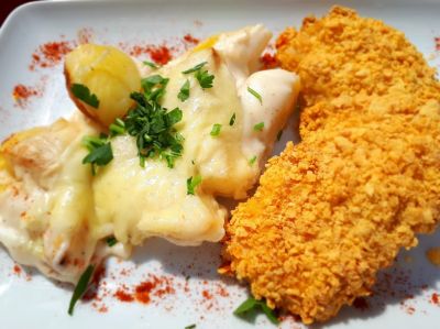Piept de pui in crusta usor picanta, cartofi gratinati si salata de varza