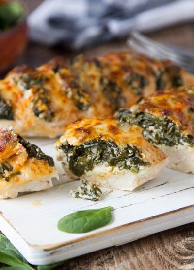 Piept de pui umplut, cartofi felii, salata de rosii