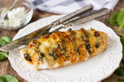 Piept de pui umplut, cartofi felii, salata de rosii