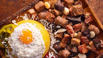 Pomana porcului, bulz, murături asortate