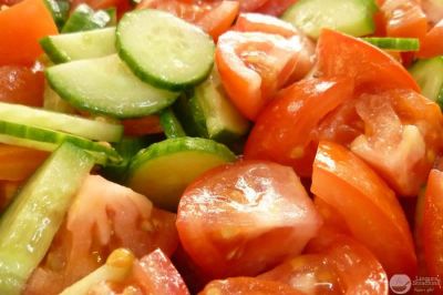 Salată castraveți și roșii