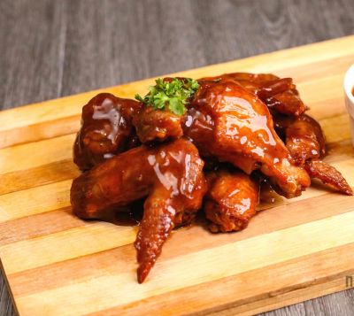 Aripioare de pui  in sos BBQ servite cu piure si salata de varza proaspata cu morcov