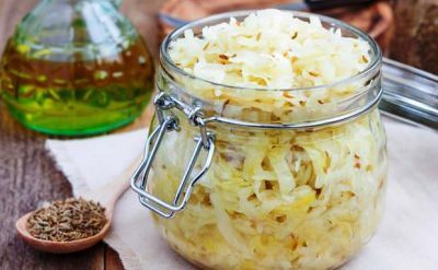Bulz Muntenesc gratinat ( cu carnati, carne la garnita, telemea, ou) + salata de varza murata