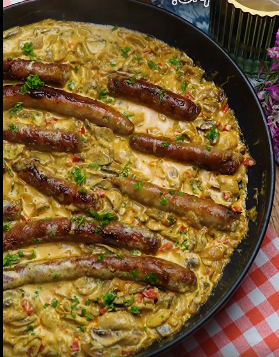 Carnati cu sos alb si ciuperci, piure, salata de varza 