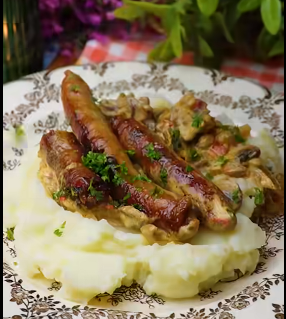 Carnati cu sos alb si ciuperci, piure, salata de varza 