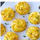 Coaste de purcel glazurate cu sos barbeque, cartofi spiralati, salata de castraveti