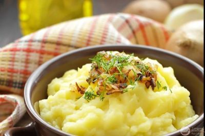 Cotlet evantai, piure, salata de varza proaspata