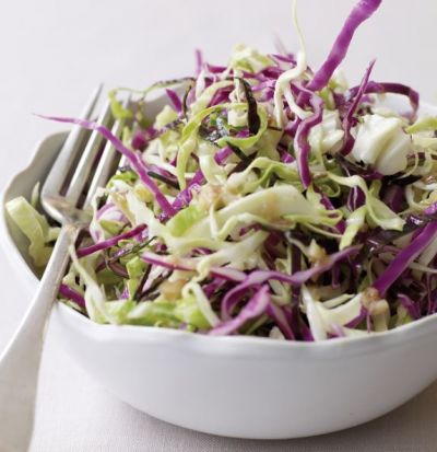 Tocanita de cartofi cu carnatI, salata de varza rosie 