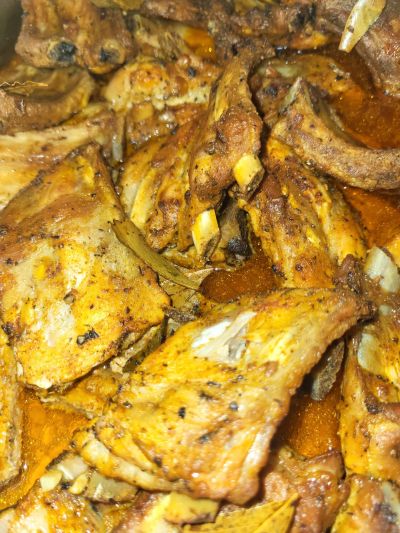 Coaste de purcel marinate, cartofi copti, muraturi asortate