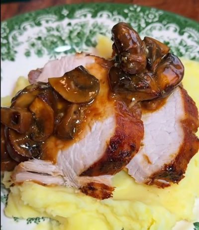 Cotlet copt cu sos aromat si ciuperci, piure si muraturi