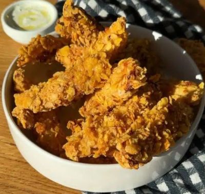 Crispy de pui, cartofi felii, sos usturoi