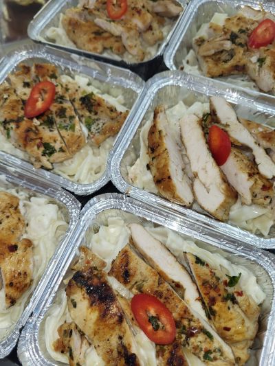 Fettuccine Alfredo cu piept de pui grill