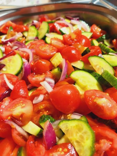 Salată castraveți și roșii